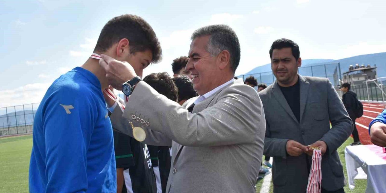 Buharkent Beldiyespor kupasına kavuştu