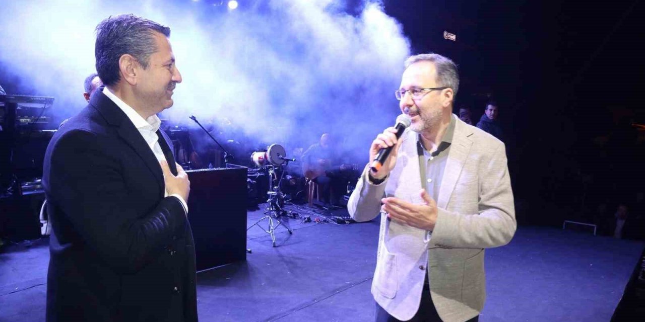 Sanatçı Mustafa Ceceli Kemalpaşalılarla buluştu