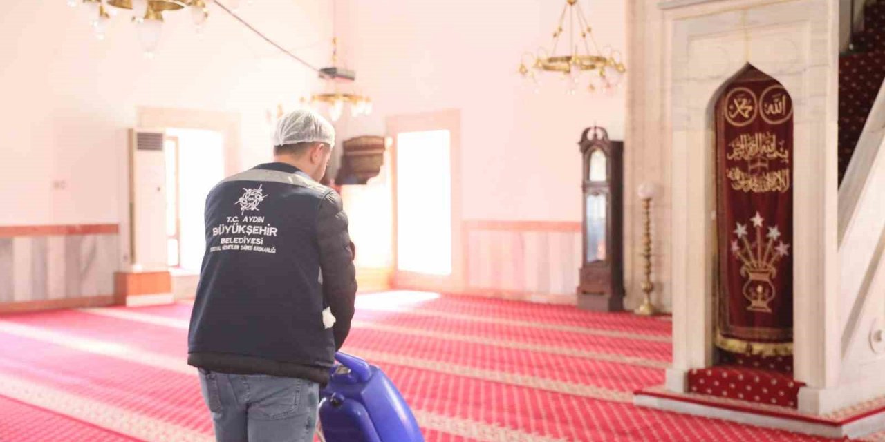 Aydın Büyükşehir Belediyesi camileri temizliyor