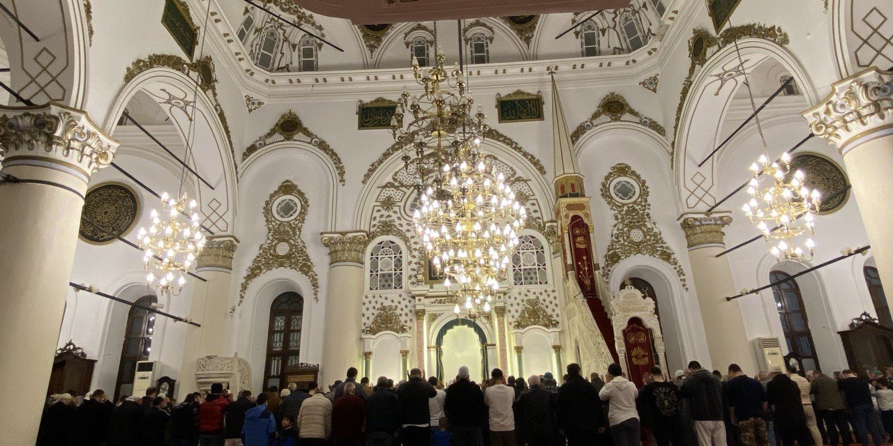 İzmir’de mübarek Ramazan ilk teravih ile başladı