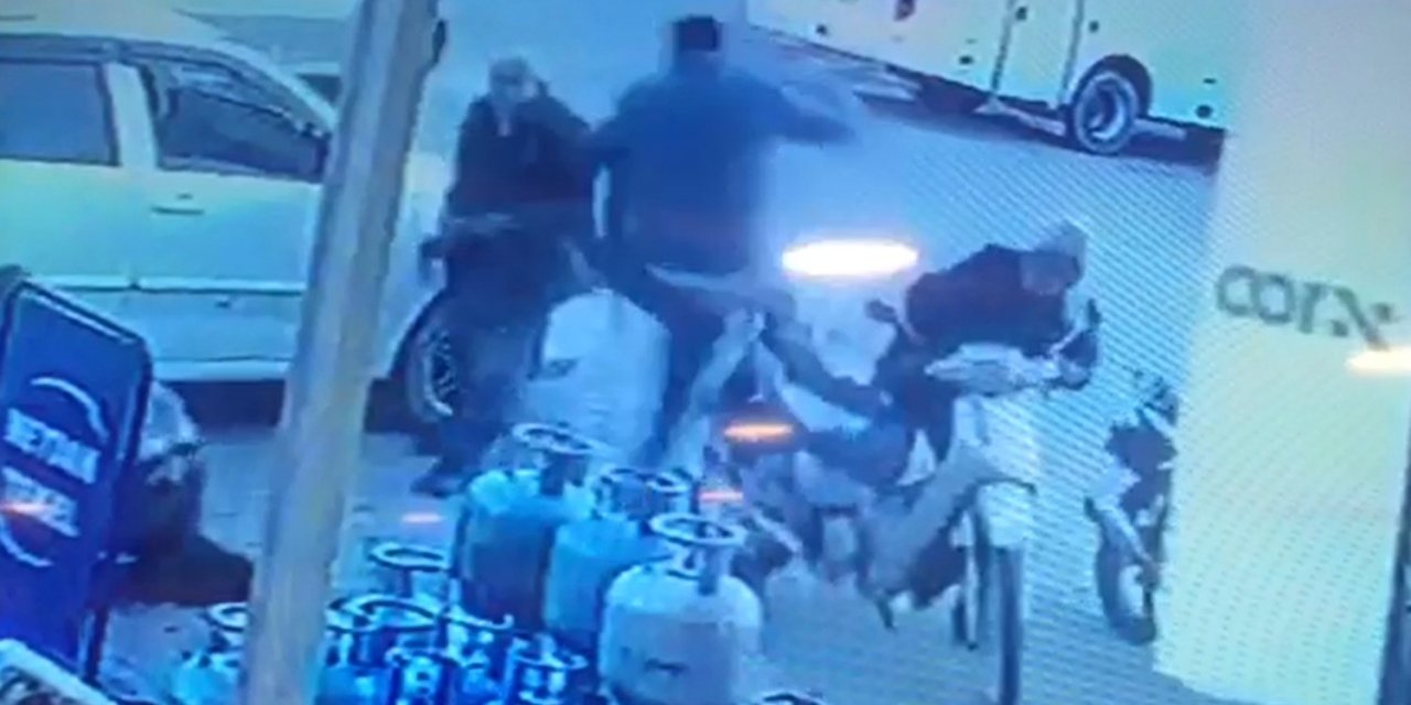 Kardeşini bacağından vuran şahsı uçan tekmeyle yere savurdu: O anlar kamerada