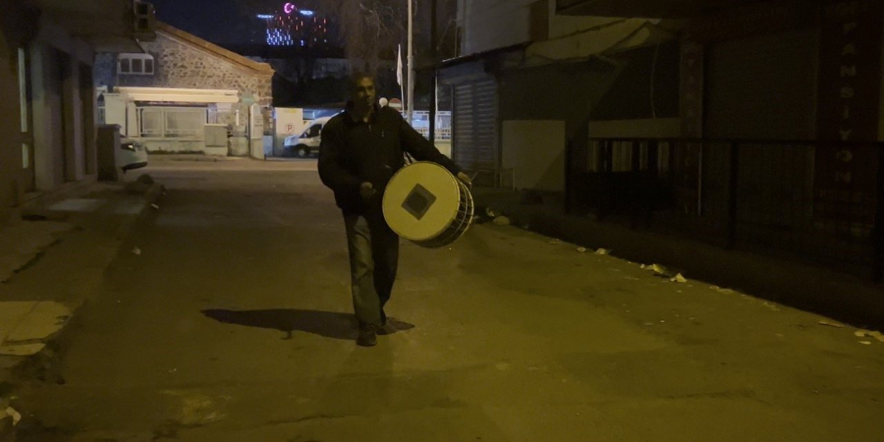 İzmir’de Ramazan davulcuları ilk sahurla birlikte göreve başladı