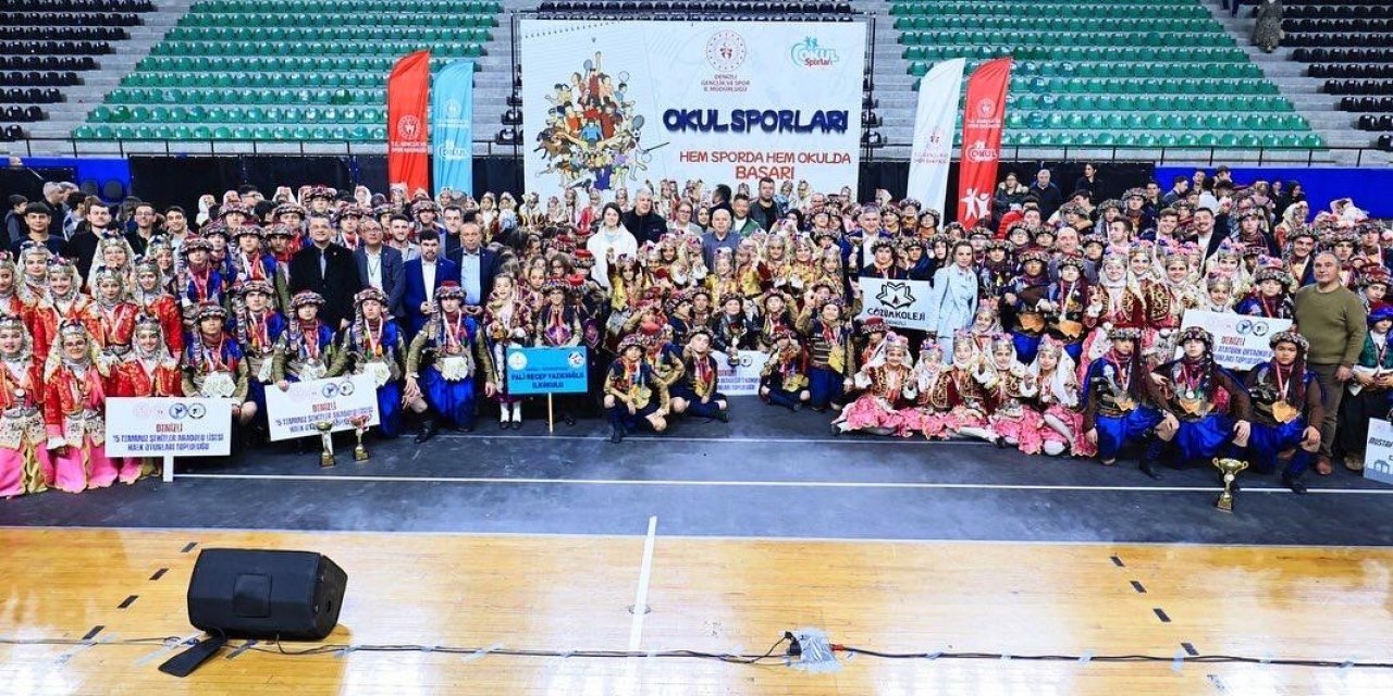 Denizli’de Halk Oyunları Şampiyonası şölene dönüştü