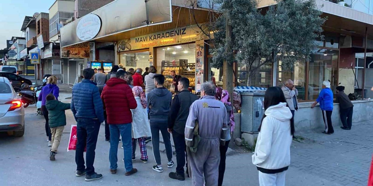 Ramazan’ın ilk gününde sıcak pide kuyrukları uzadıkça uzadı