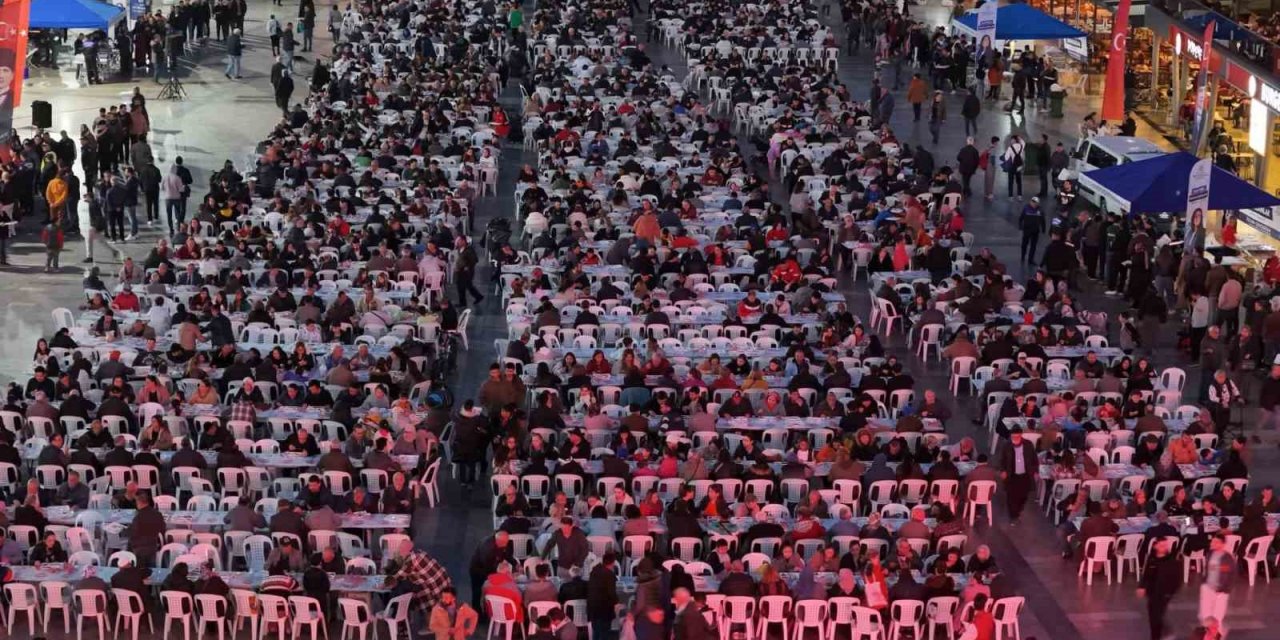 Vatandaşlar Aydın Büyükşehir Belediyesi’nin iftar sofralarında buluşuyor