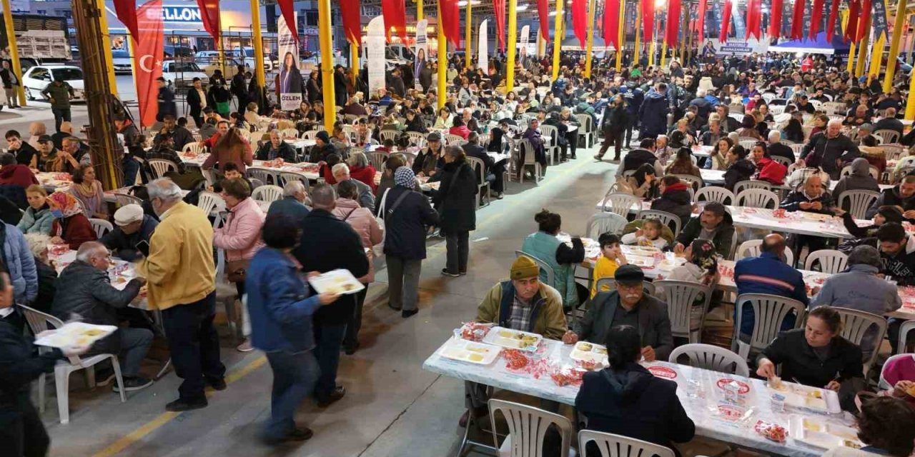 Binlerce Aydınlı iftarını Büyükşehir Belediyesi’nin sofralarında açtı