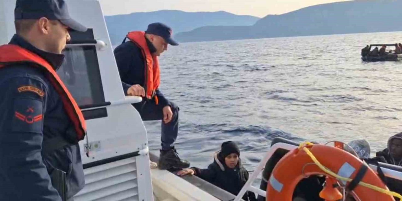 İzmir açıklarında 22 düzensiz göçmen yakalandı, 52’si kurtarıldı