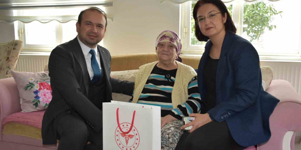 Evde sağlık hizmetinden faydalanan vatandaşların talepleri dinleniyor