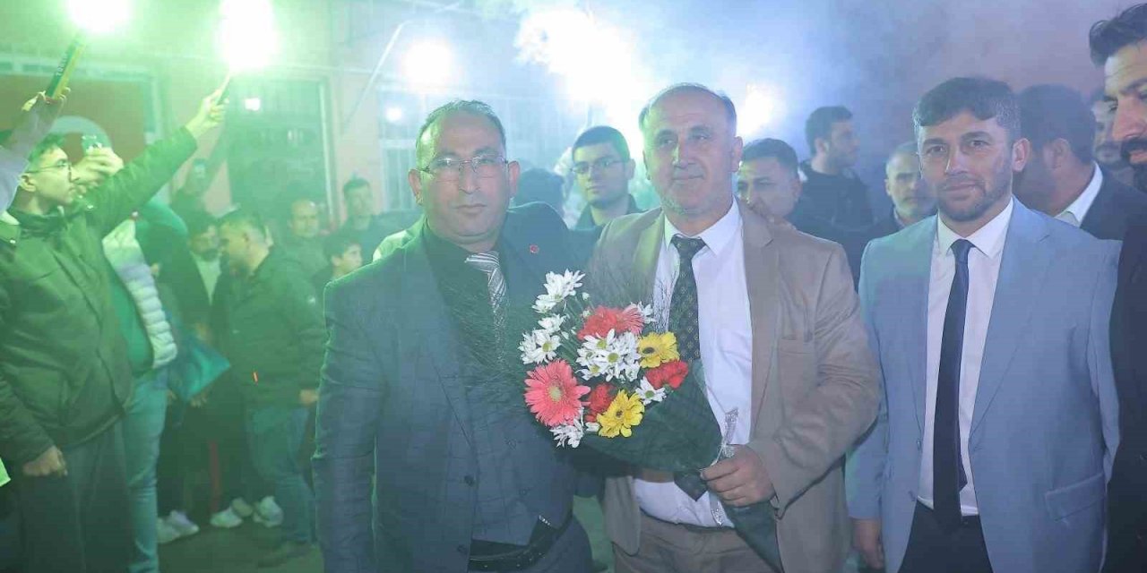 Başkan Kaya, çiçek ve meşalelerle karşılandı