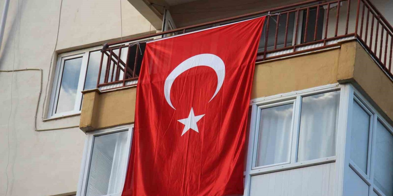 Konya’daki kazada şehit olan Uzman Çavuş Güven’in evine Türk bayrağı asıldı