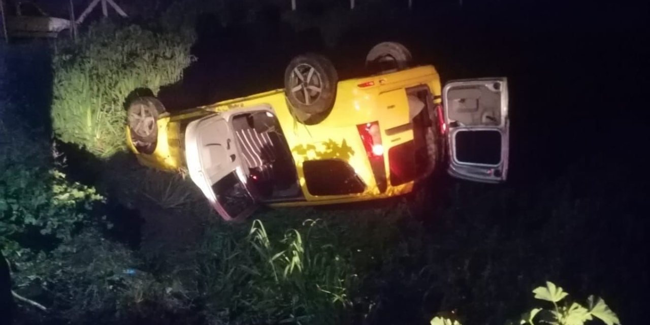 Ticari araç yoldan çıkıp devrildi: 5 yaralı