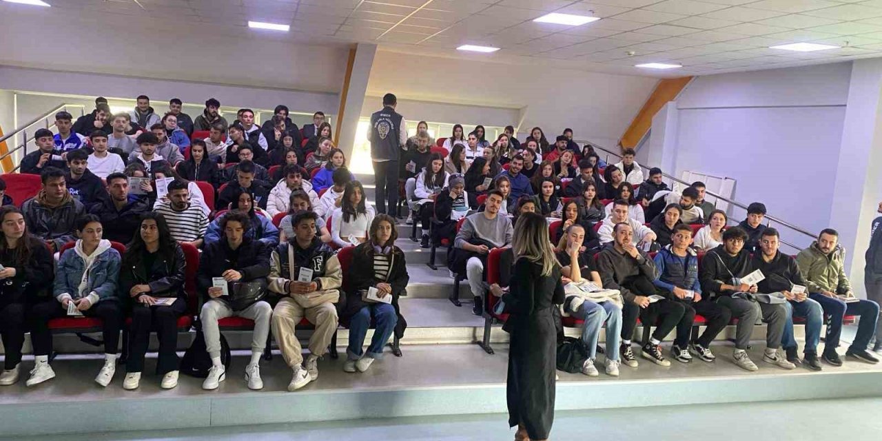 Üniversite öğrencilerine “Siber Suçlar ve Siber Güvenlik” konulu eğitim verildi