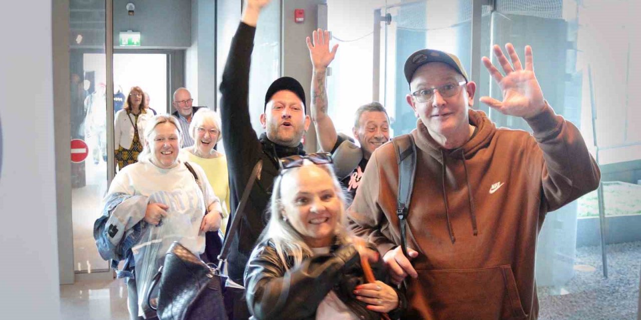 Dalaman Havalimanında yılın ilk toplu turistleri törenle karşılandı