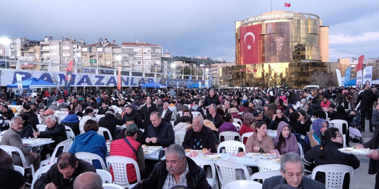 Aydın Büyükşehir Belediyesi kentin birçok noktasında iftar sofraları kurmaya devam ediyor
