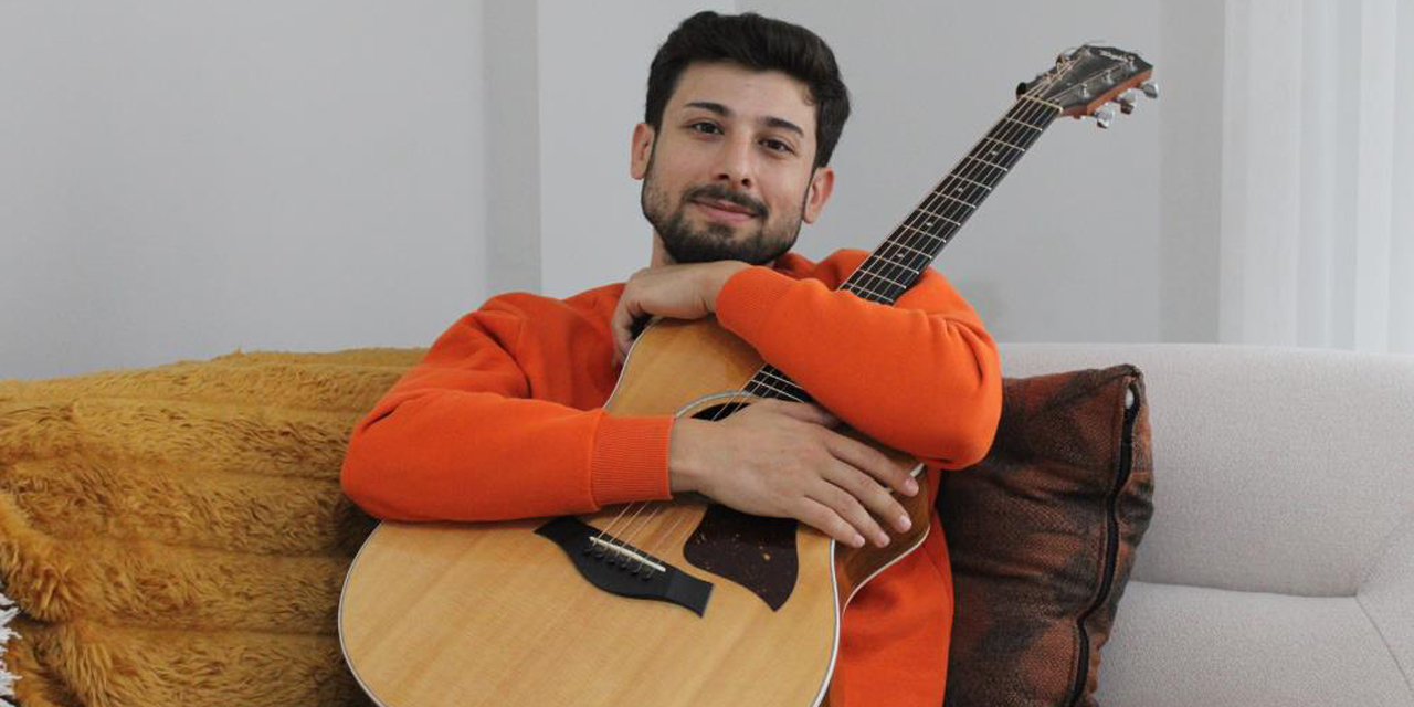 Öldü sanılıp ceset torbasına konan depremzede genç, depremin acılarını şarkıyla anlattı