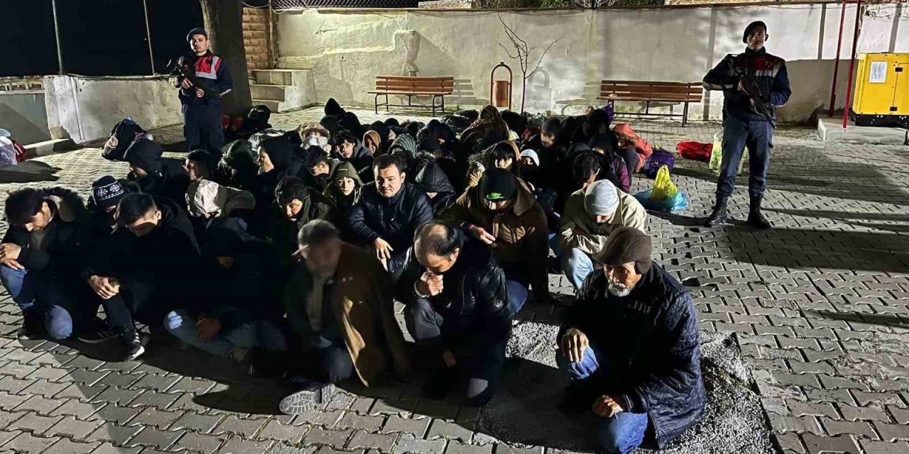 Didim’de 51 düzensiz göçmen, 3 göçmen kaçakçısı yakalandı