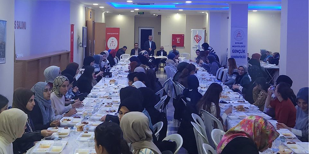 Üniversiteli gençler iftarda buluştu