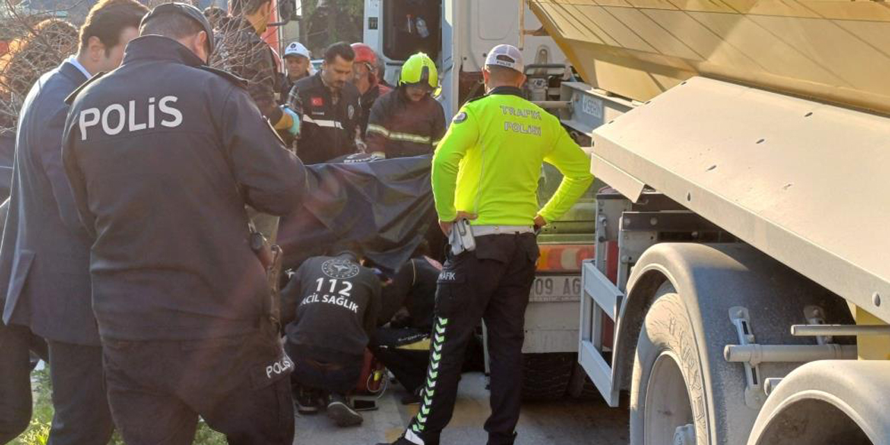 Motosiklet hafriyat kamyonun altında kaldı