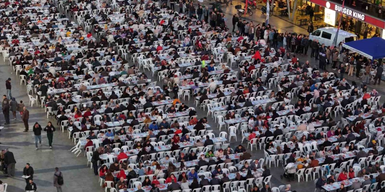 Başkan Çerçioğlu Atatürk Kent Meydanı’ndaki iftarda vatandaşlarla bir araya geldi