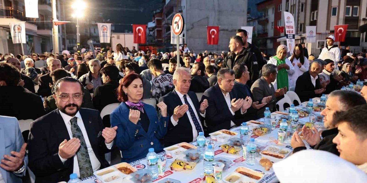 Denizli Büyükşehirin iftar sofrası Bağbaşı’nda kuruldu