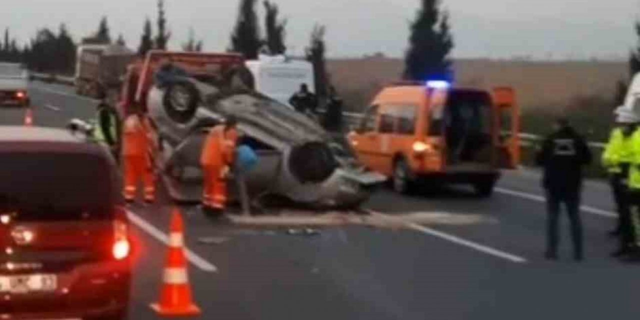 İzmir’de otomobil önce tıra ardından bariyerlere çarptı: 1ölü, 1 yaralı