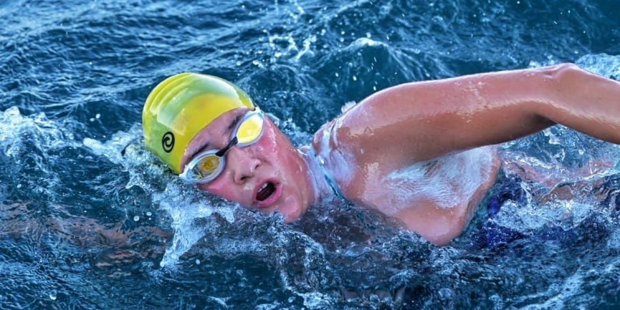 Bodrumlu yüzücü Türkoğlu, karanlık sularda kulaç atıyor