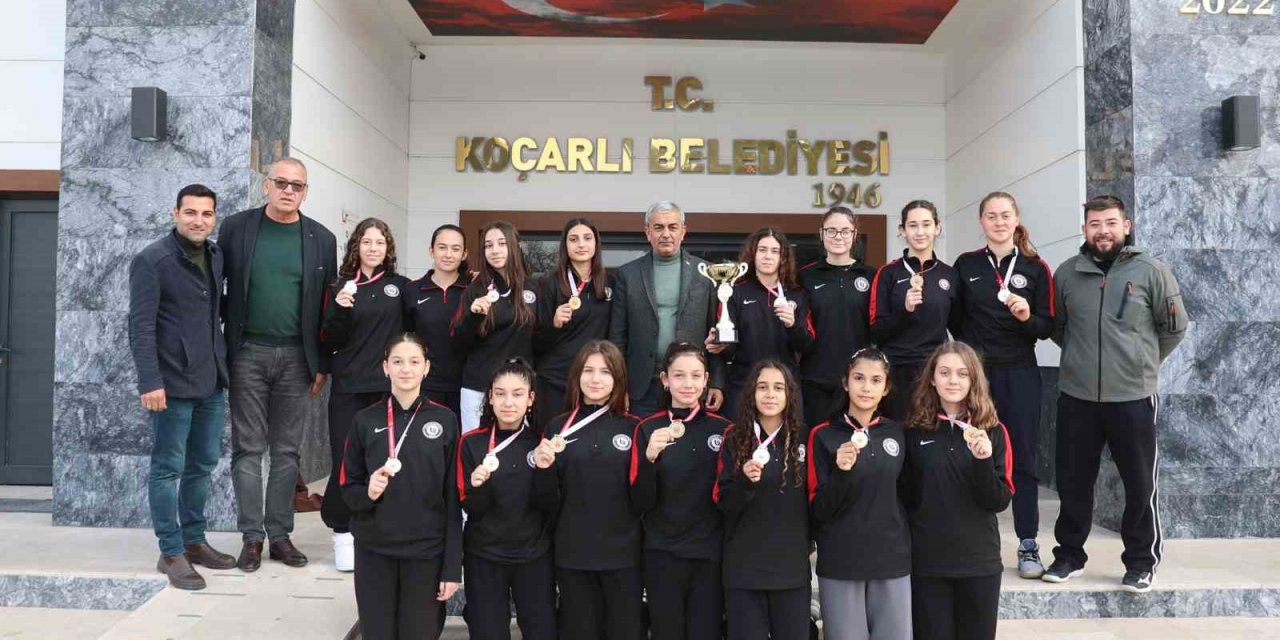 Şampiyon voleybolcular sevinçlerini Başkan Kaplan’la paylaştı