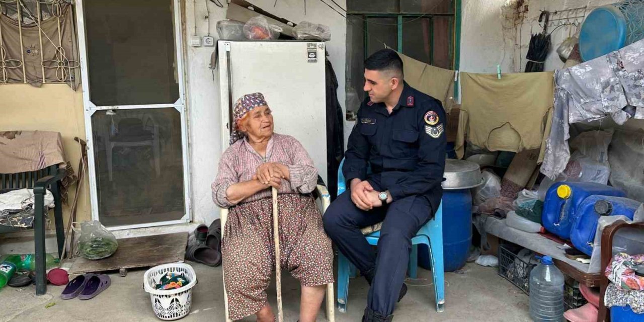 Jandarma asırlık çınarları unutmadı