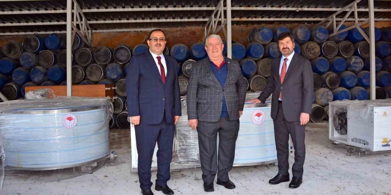 Denizli’nin 12 mahallesine süt soğutma tankı dağıtıldı