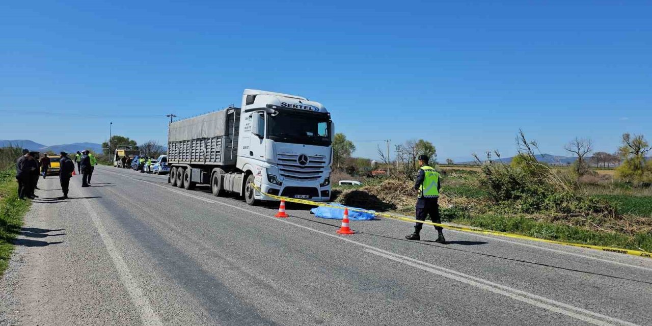 İzmir’de tırın altında kalan emekli polis hayatını kaybetti