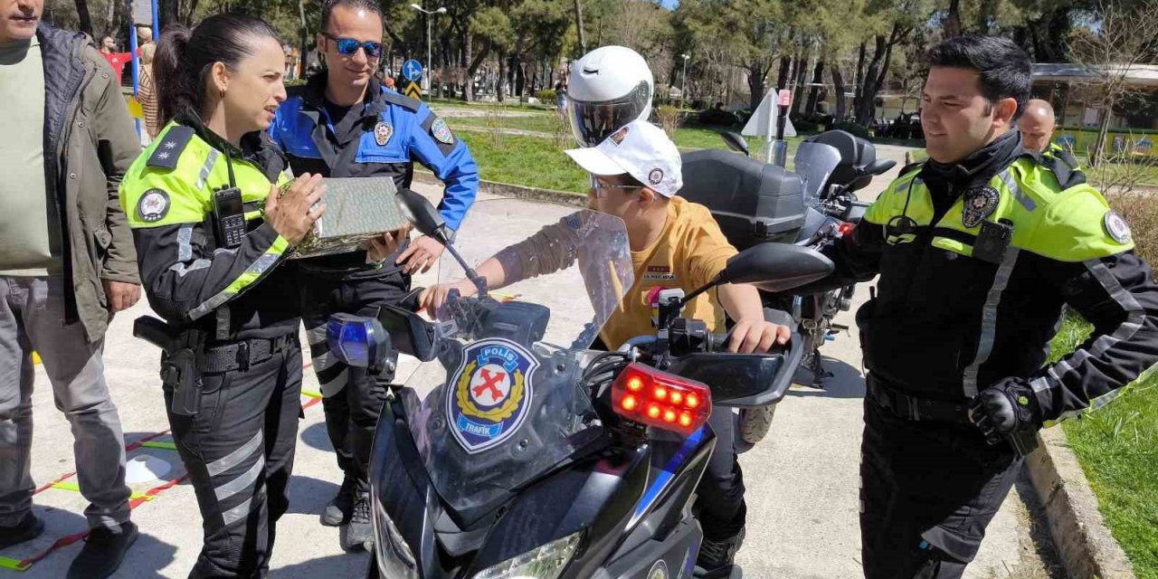 Trafik ekipleri Down sendromlu bireyleri ağırladı