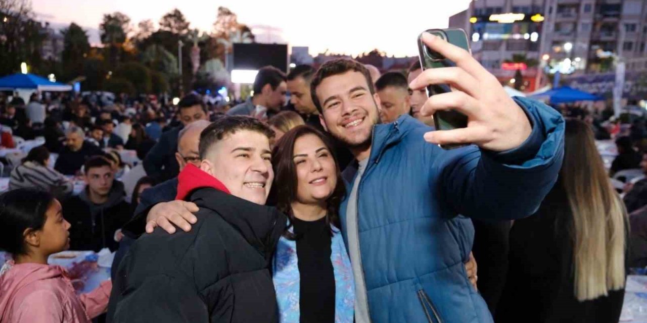 Başkan Çerçioğlu, Atatürk Kent Meydanı’ndaki iftarda vatandaşlarla buluştu