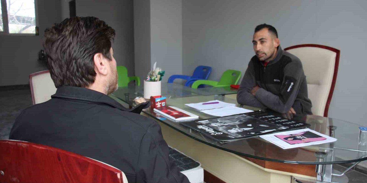 Sıra dışı muhtar adayı açtığı seçim ofisinde mahalleliyi ağırlayıp, sorunlarını dinliyor