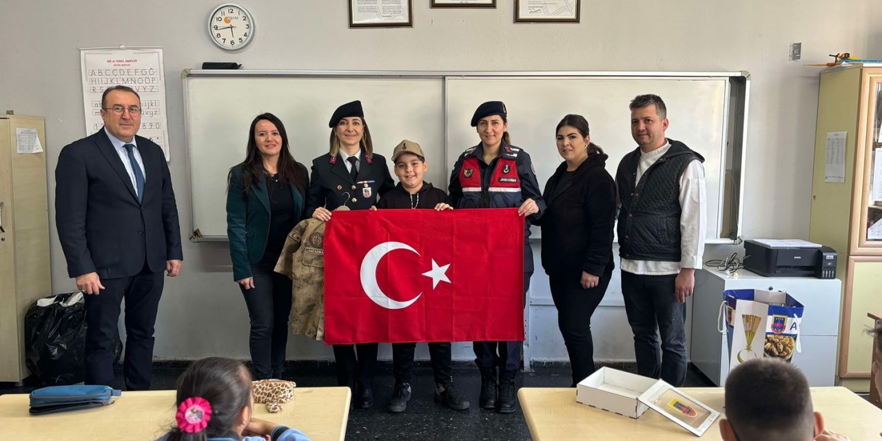 İlkokul öğrencisinin bayrak hassasiyeti duygulandırdı