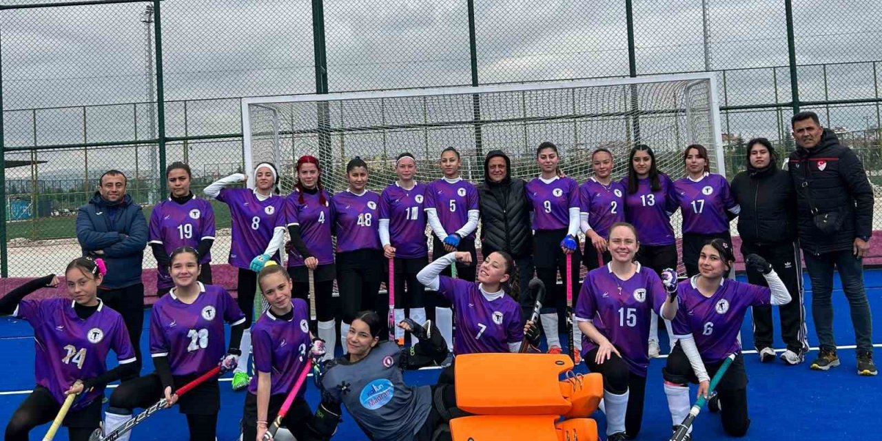 Menteşe Spor Lisesi hokeyde durdulamıyor