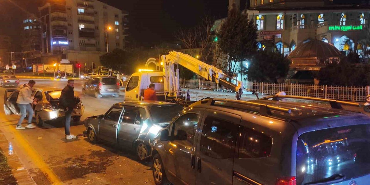 Efeler’de zincirleme kaza