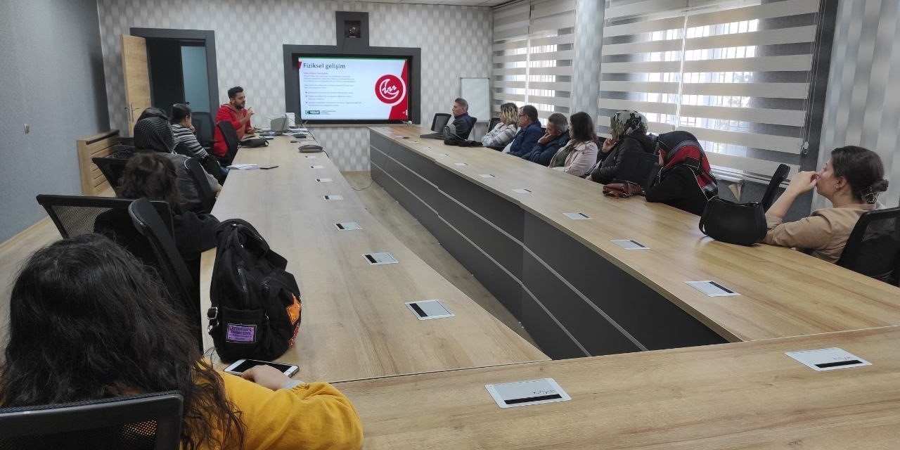 Aydın’da veliler ‘teknoloji bağımlılığı’ konusunda bilgilendirildi