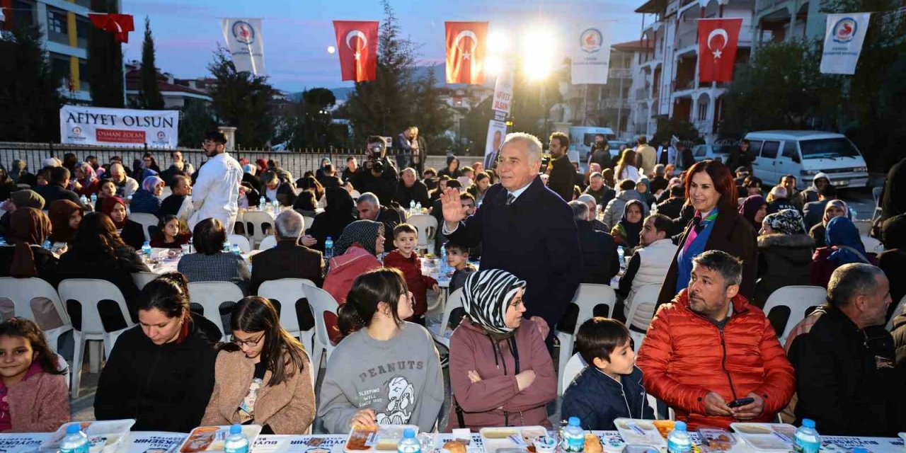 Denizli Büyükşehir iftar sofrasını Zeytinköy’de kurdu