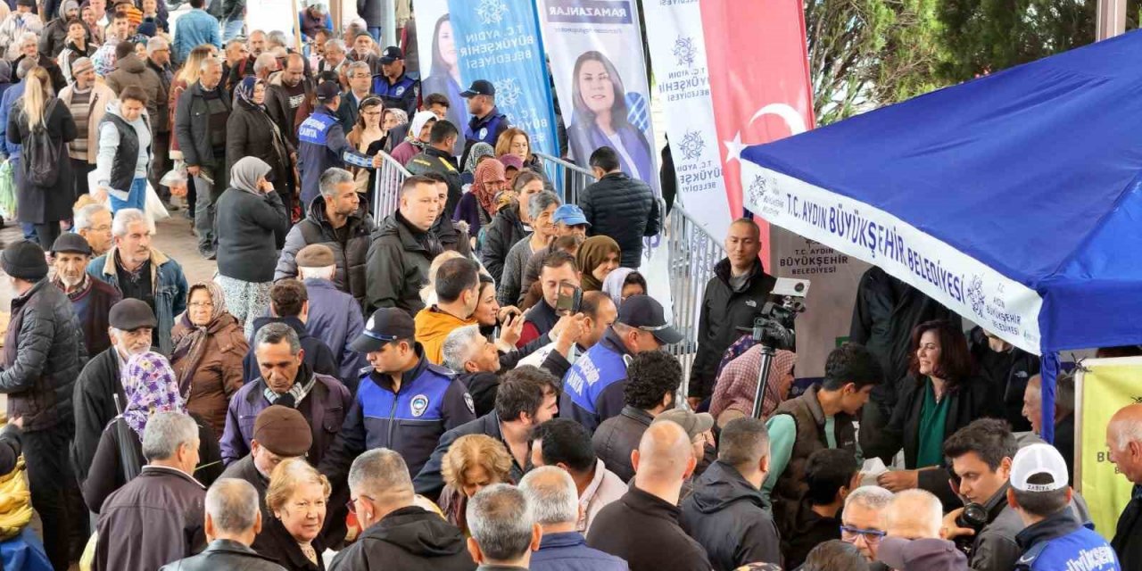 Başkan Çerçioğlu, Atça’da vatandaşlara fide dağıttı