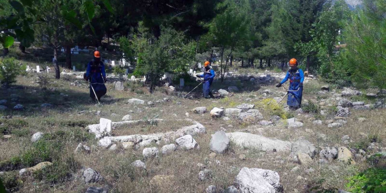 Mezarlıklarda bayram temizliği