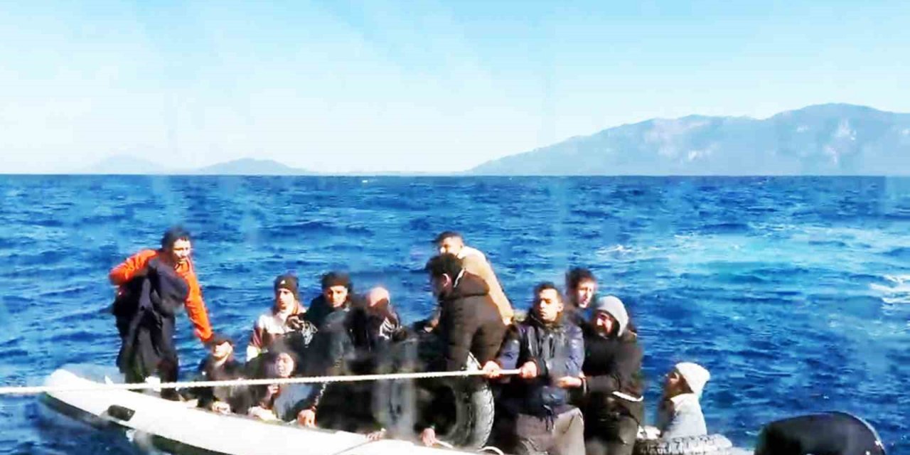 Batmak üzere olan bottaki düzensiz göçmenleri Sahil Güvenlik kurtardı