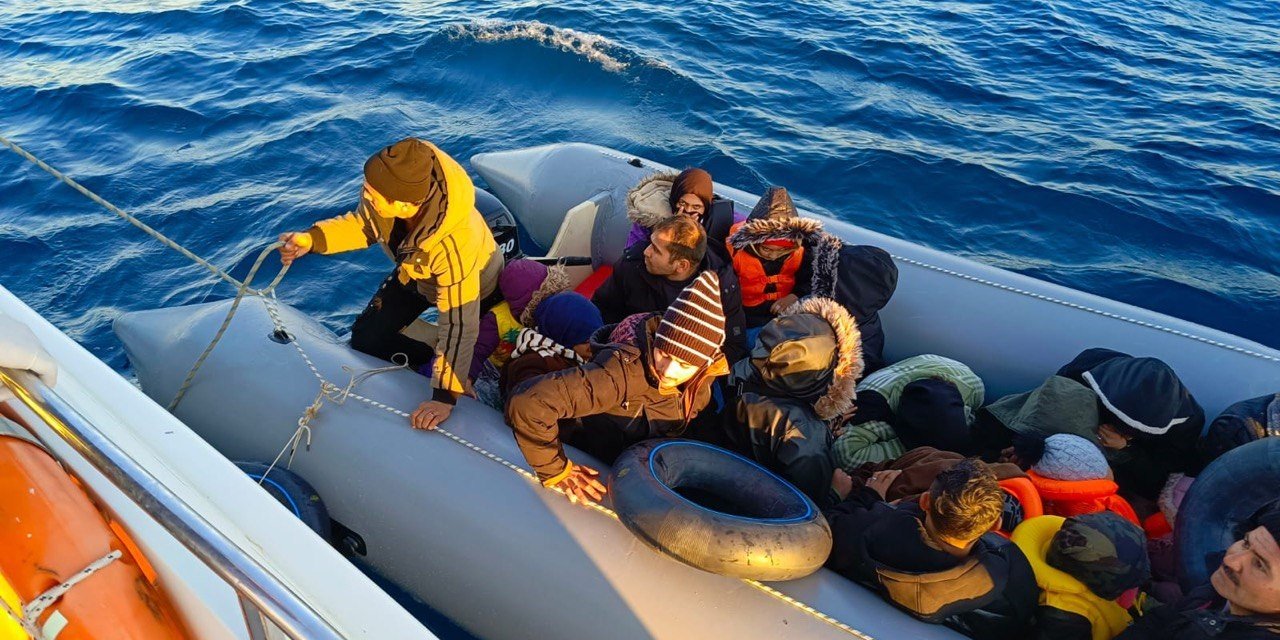 Ölüme sürüklenen göçmenleri, Sahil Güvenlik kurtardı