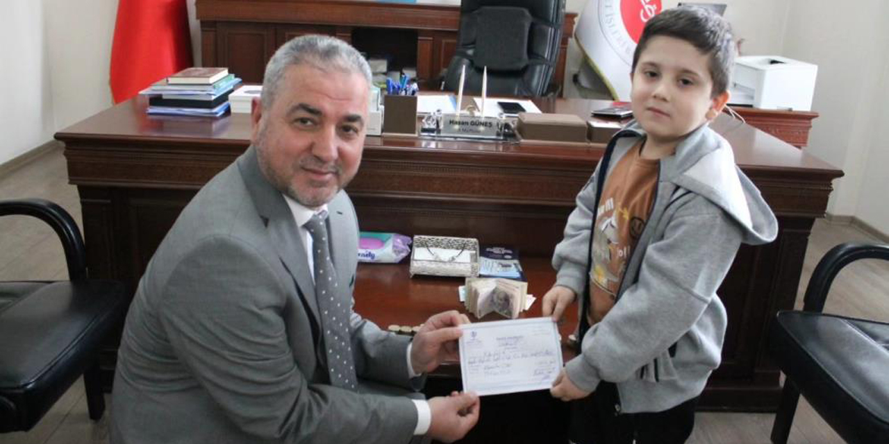 Kumbarasında biriktirdiği parayı bağışladı
