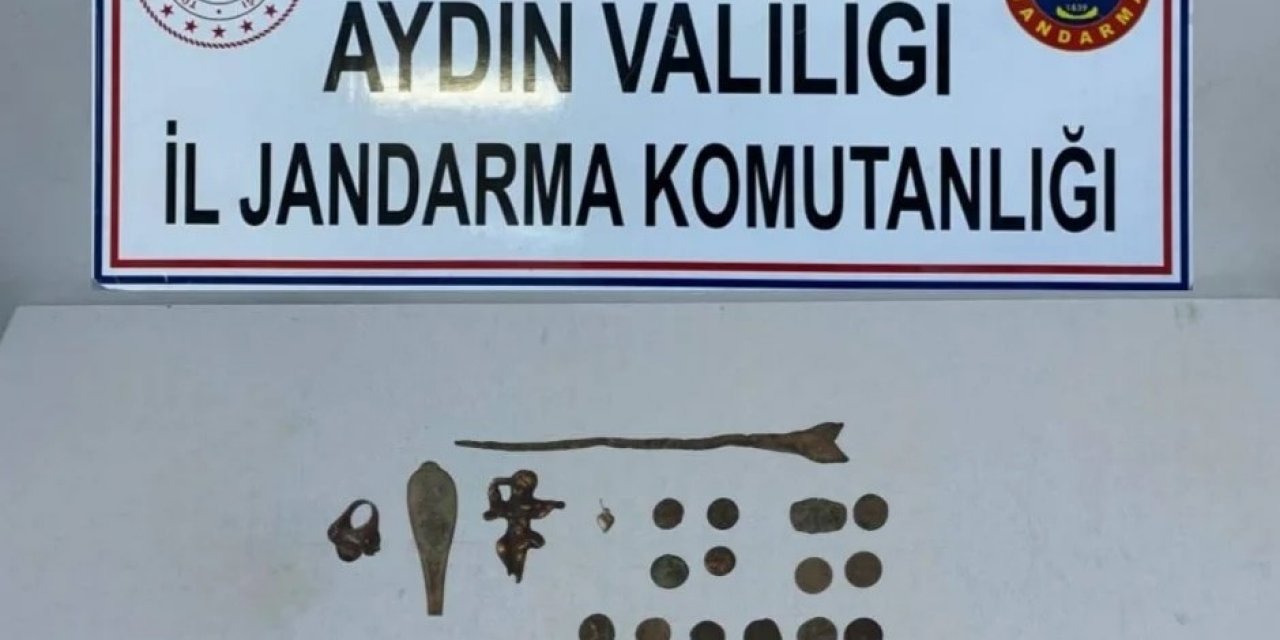 Jandarma ekipler bulunan tarihi eserleri müzeye teslim etti