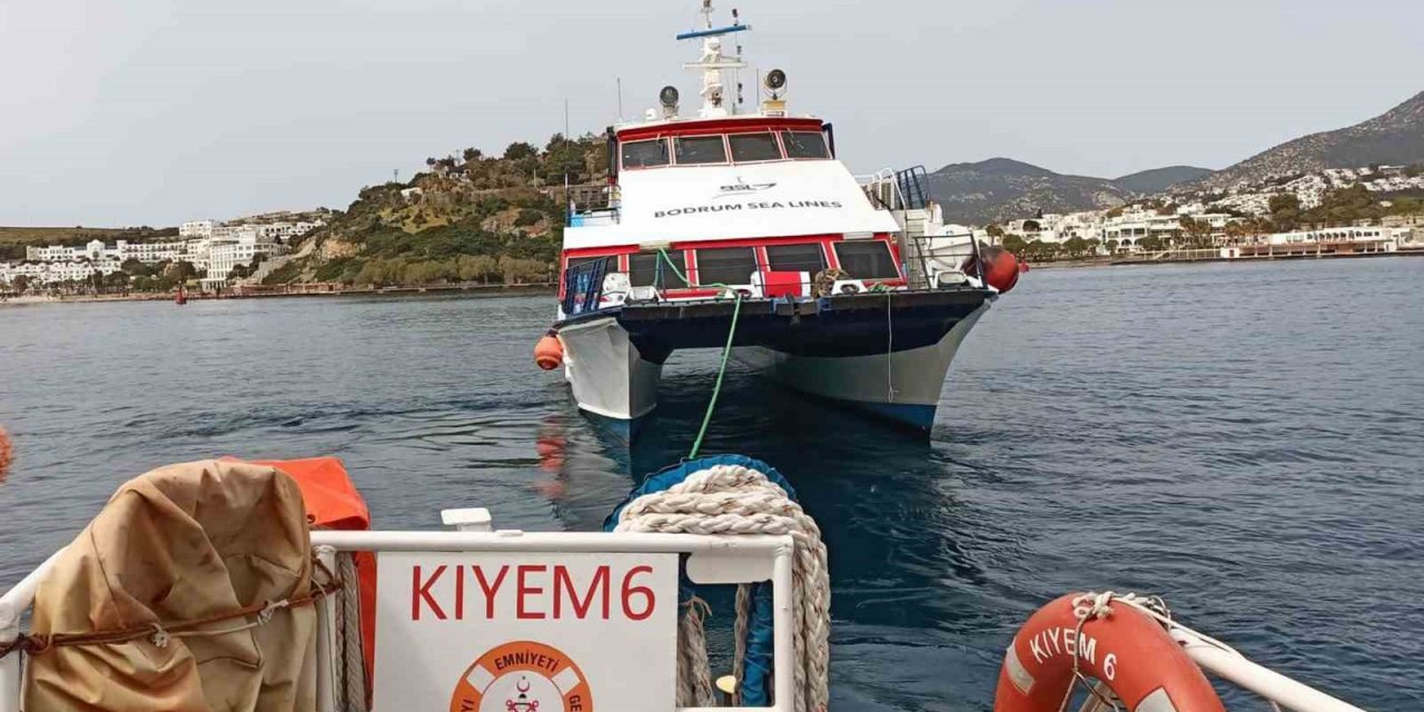 Arızalanan yolcu teknesini KIYEM ekipleri kurtardı