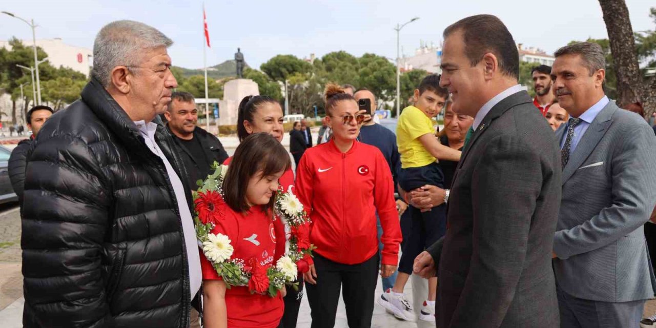 Dünya ikincisi ve üçüncüsü milli yüzücü Oral’a özel karşılama