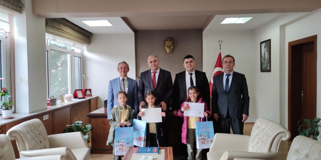 Kütüphane Haftasında en çok kitap okuyan öğrenciler ödüllendirildi