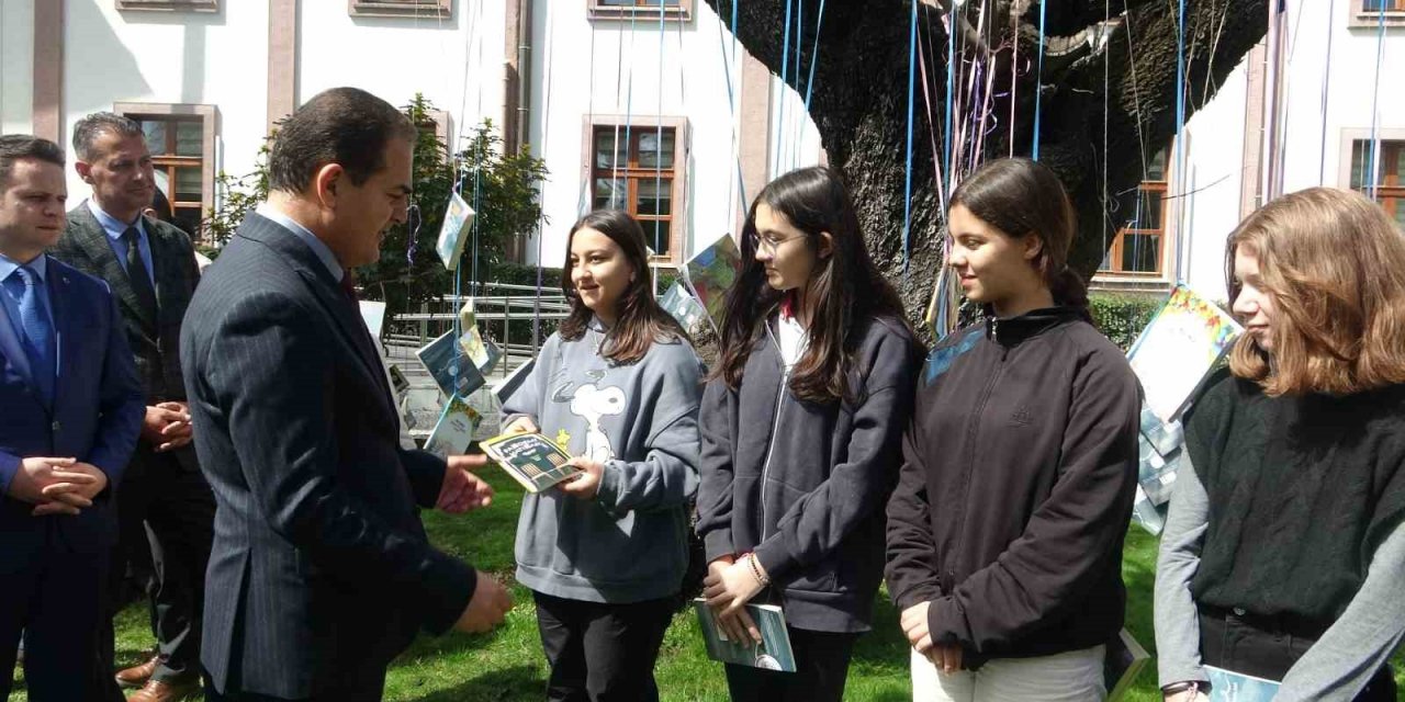 Muğla’da bu bahar ağaçlar kitap açtı