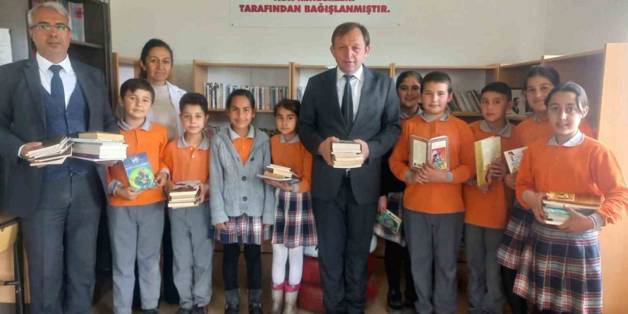 Kaymakam Gündoğdu’dan kitap bağışı