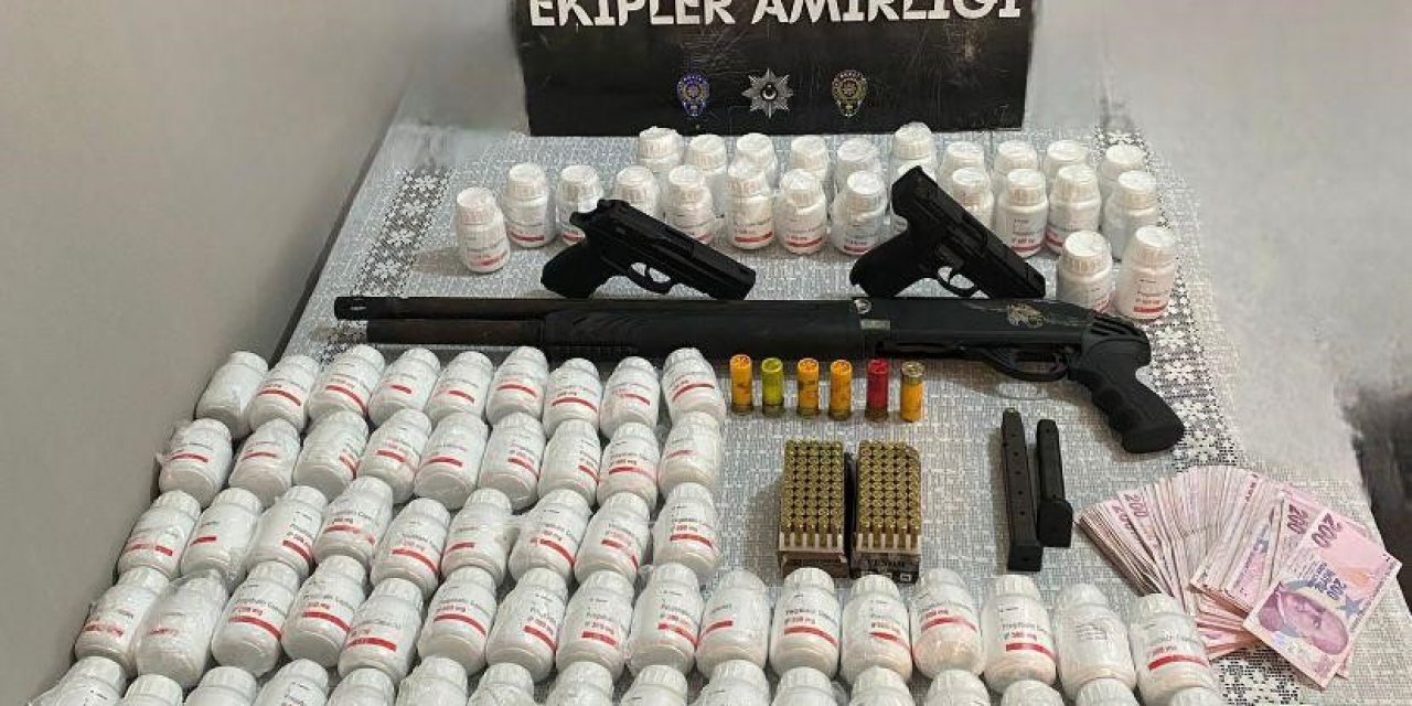 İzmir’de uyuşturucu operasyonu: 5 bin 589 sentetik hap ele geçirildi